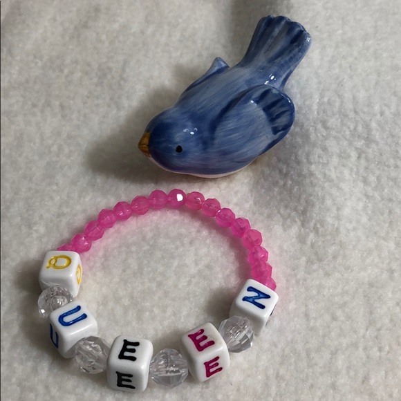 QUEEN Block Letter Pink & Clear Bead Bracelet - Picture 3 of 8
